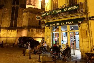 Virkelighetens Café de la Paix i Capestang, vel å merke neppe den eneste med det navnet. Foto: Tom B. Andersson