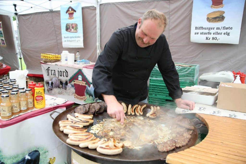 Ole Martin Kildahl fra Bakken Øvre Gårdsmat får sving på pølser og burgere.