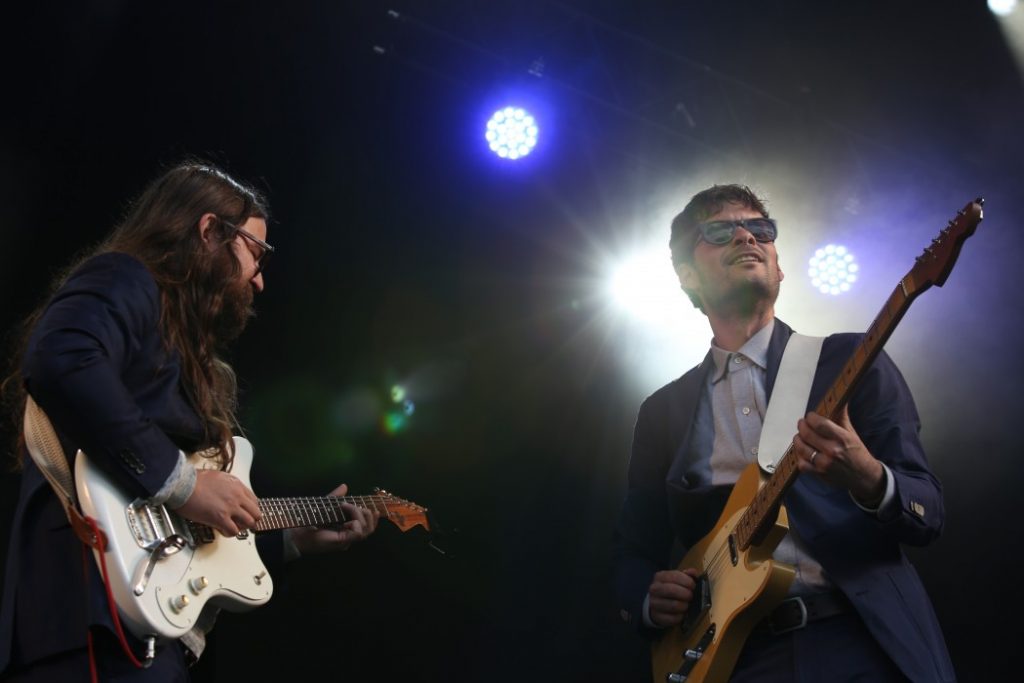 Matthew E. White (til venstre) spilte et strålende sett sammen med gitaristen Alan Parker og ytterligere to mann.