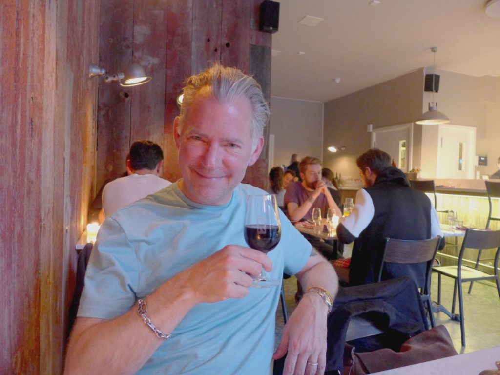 Blid mann med vin i glasset. Foto: Helle Øder Valebrokk