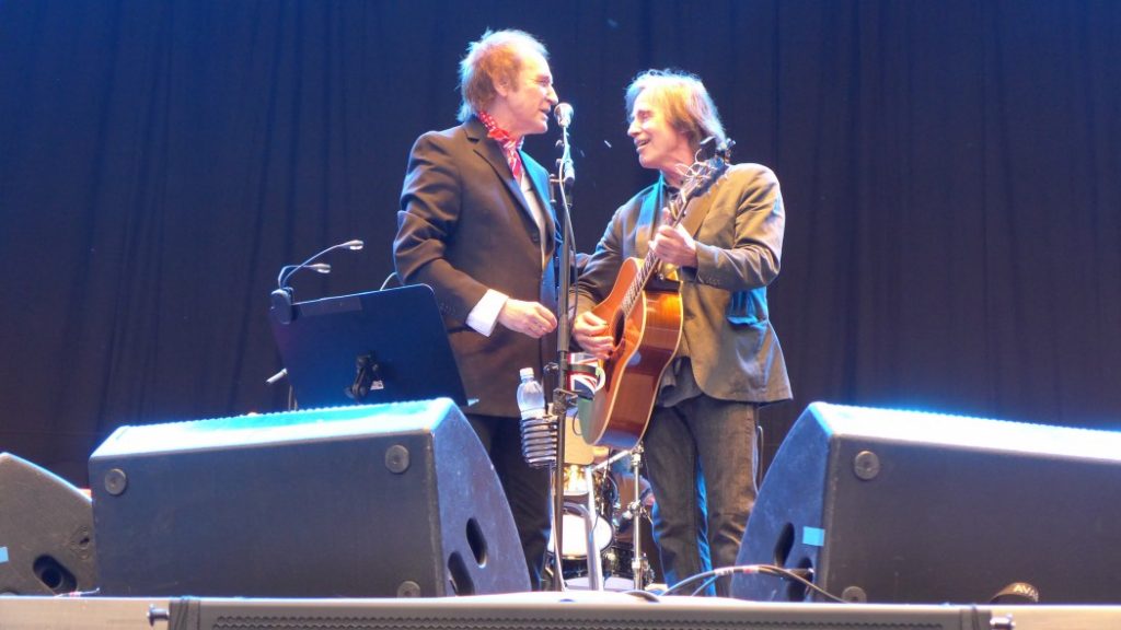 Ray Davies inviterte med seg Jackson Browne opp på scenen for å bidra til "Waterloo Sunset". Historisk.