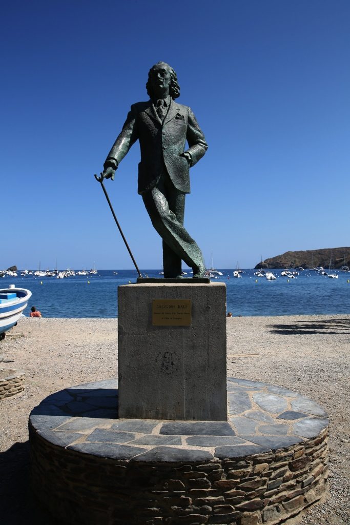 Statuen av Salvador Dalí står midt i byen. Foto: Erik Valebrokk