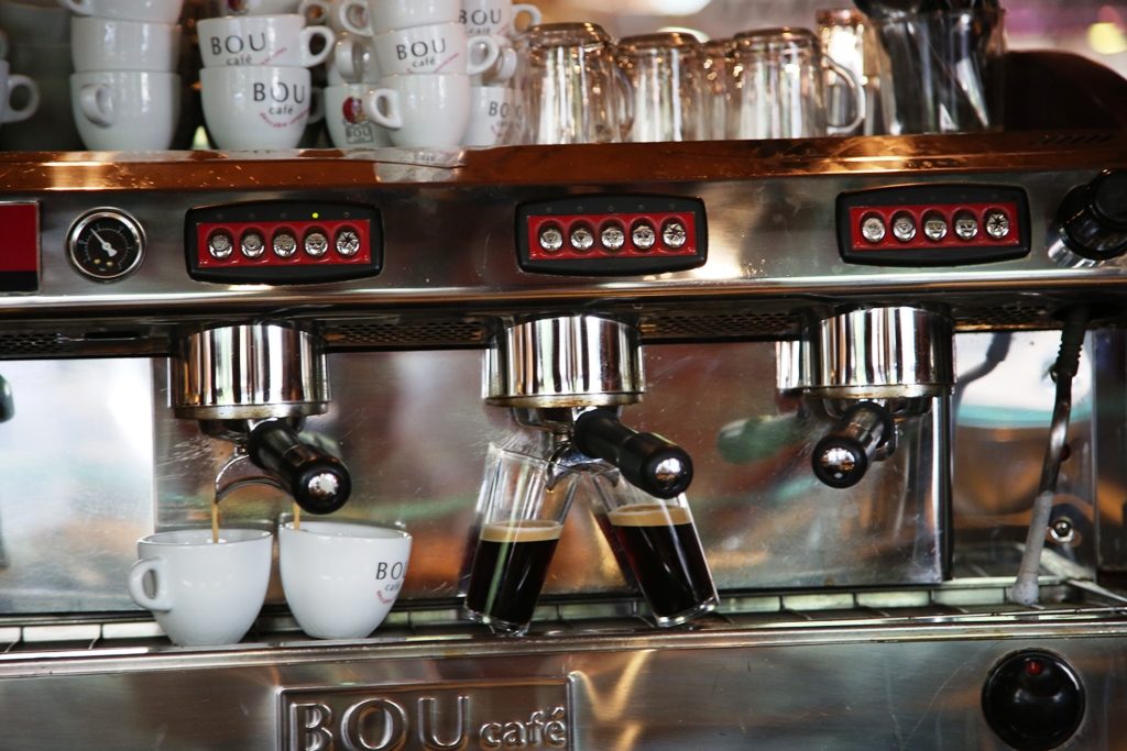 På denne maskinen lages Barcelonas beste café con leche. Foto: Erik Valebrokk