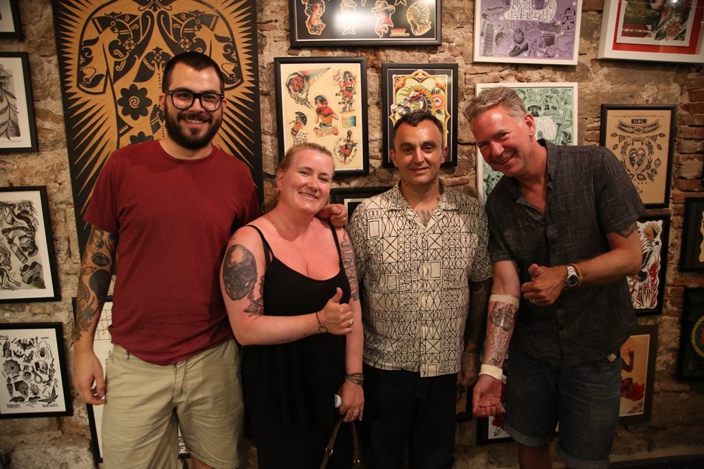 Her er vi etter endt dyst. Cisco, Helle, Manu (som har tatovert Helle) og jeg. Foto: Paul fra LTW Tattoo