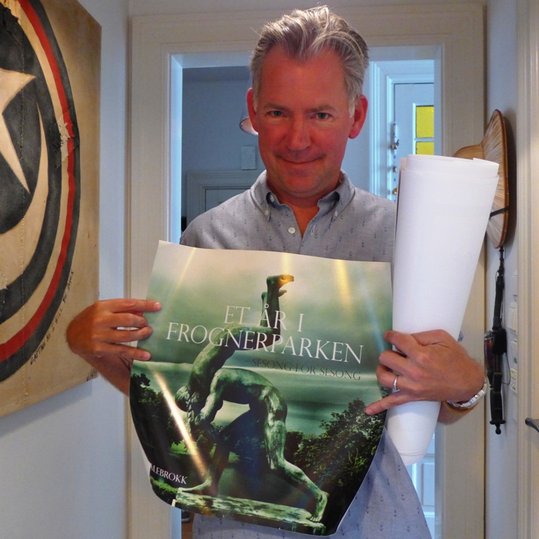 Her står jeg med forsiden på Et år i Frognerparken, boken min som aldri ble noe av. Foto: Helle Øder Valebrokk
