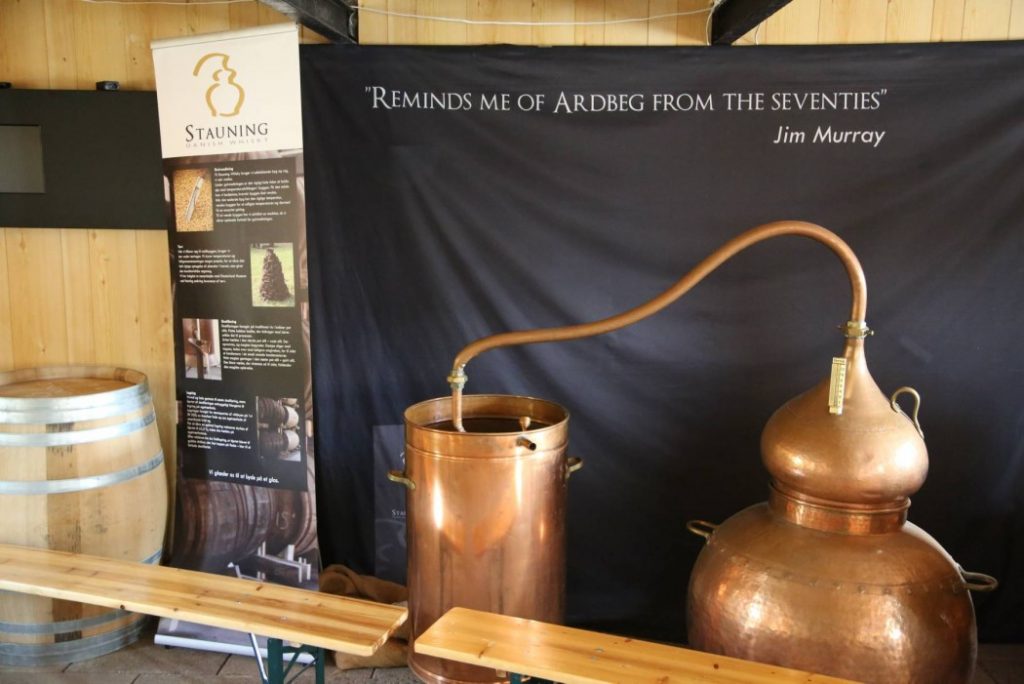Whiskyautoriteten Jim Murray har gitt sitt godkjentstempel til Stauning Whisky. Foto: Erik Valebrokk