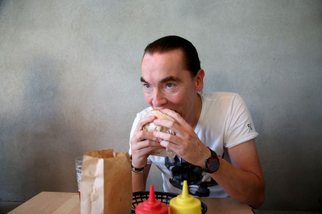 Nico setter tenna i en Classic Burger fra Munchie's. Foto: Erik Valebrokk