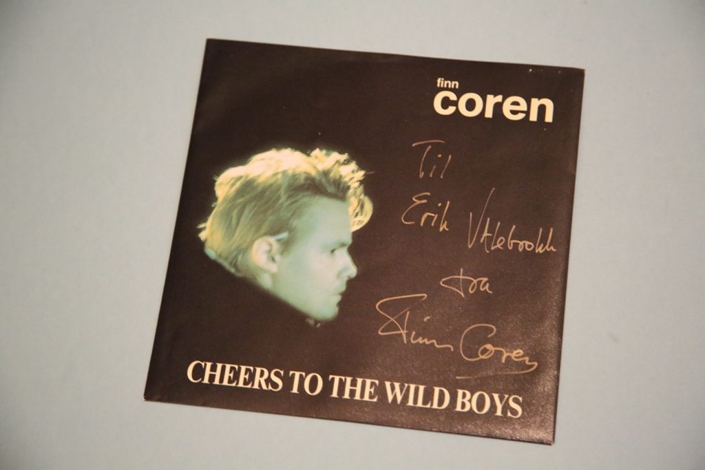 Haha, se hva jeg fant! Finn Corens debutsingle som han signerte for meg i 1987. Foto: Erik Valebrokk