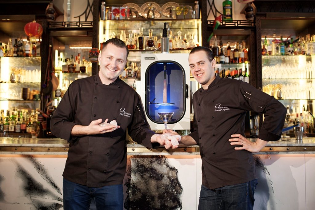 Sånn ser to av bartenderne ut på verdens beste bar, The Artesian. Foto: The Langham