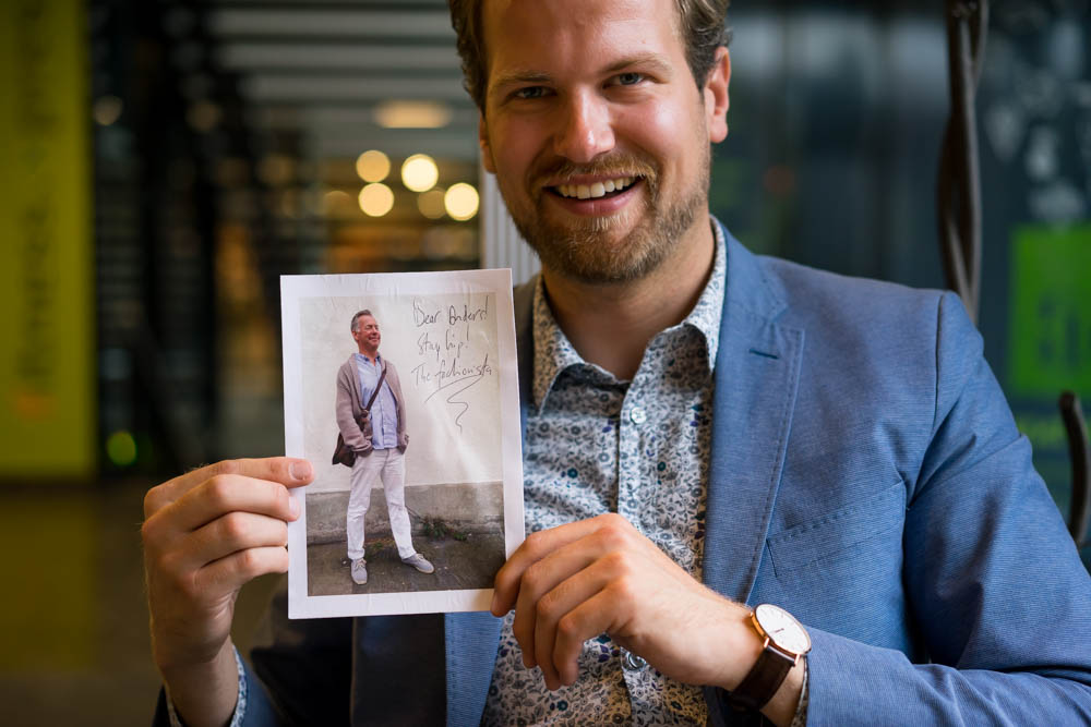 Gladgutten Anders Husa poserer stolt med bilde av Fashionistaen. #ikkespør #dagensfashionista Foto: Erik Valebrokk