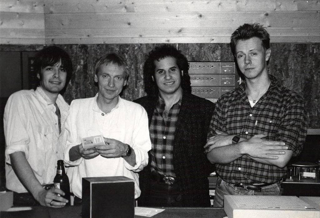 Året er 1985, og vi befinner oss i Bel Studio under innspillingen av September Field. Fra venstre Bjørn Kulseth, Ingar Helgesen (tekniker}, Steve Berlin (produsent), Rune Krogseth (gitarist). 