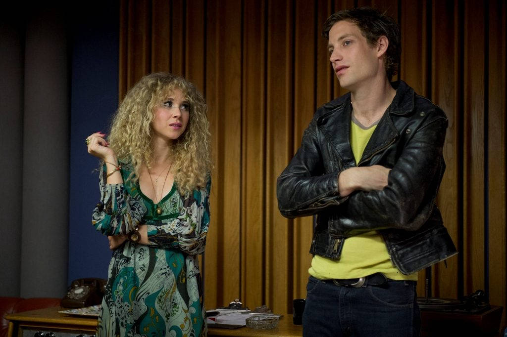 Juno Temple og James Jagger har sentrale roller i serien. Foto: HBO Nordic