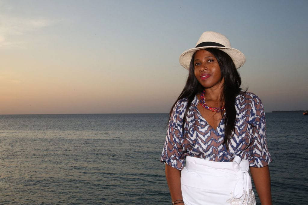 Doreen Mashika er en internasjonalt anerkjent designer fra Zanzibar. Ikke bare er hun flink til å tegne klær, smykker og vesker, hun kan også lage mat, og ikke minst er hun veldig trivelig. Foto: Erik Valebrokk