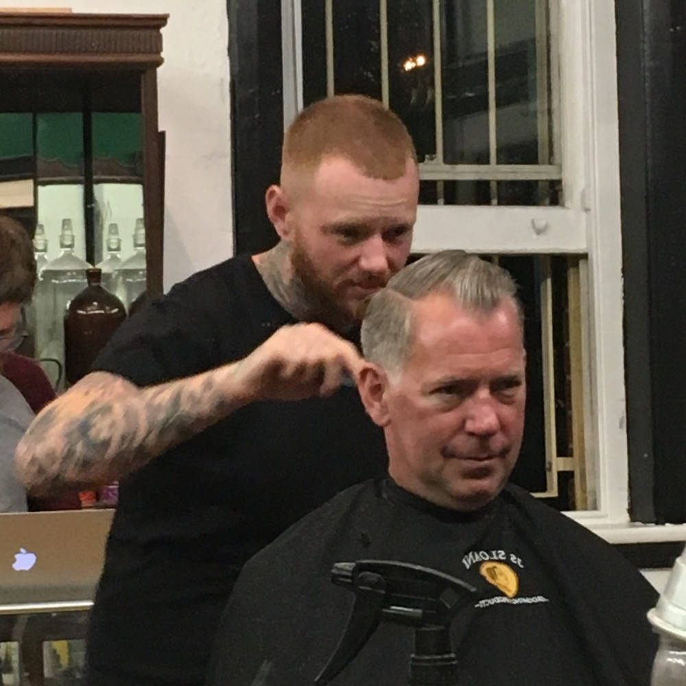Her blir jeg barbert av tyske Toby på Sterling Apothecary i Sydney. Han sendte Helle og meg til den fantastiske burgerbaren Mary's. Foto: Helle Øder Valebrokk