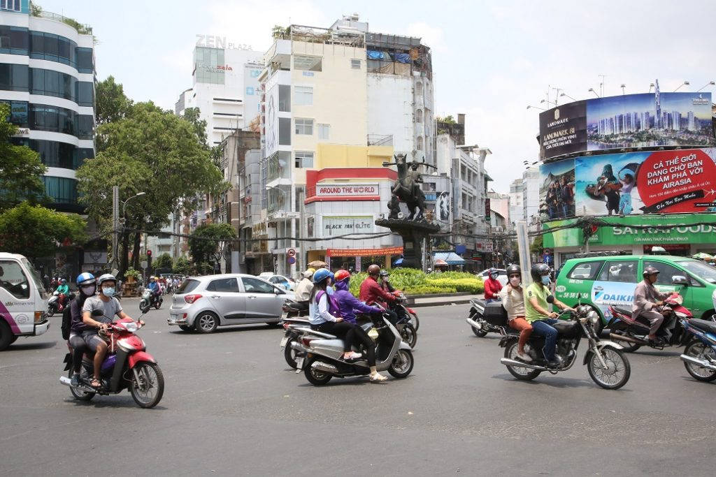 Vietnamesisk trafikk er ikke noe for pyser, men vil du forsere denne galskapen til fots, lar det seg faktisk gjøre. Foto: Erik Valebrokk