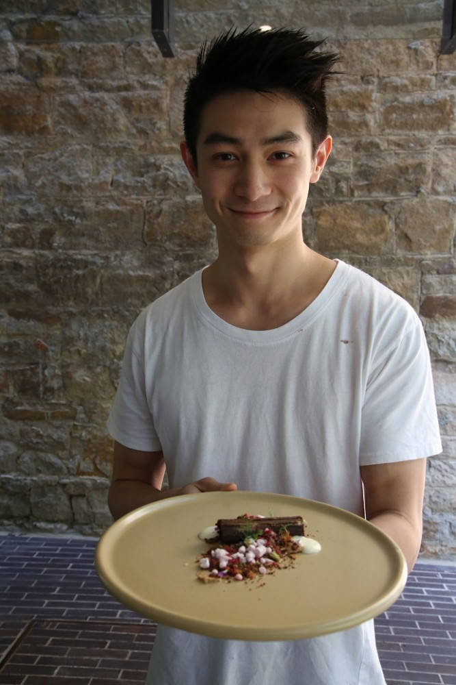 Reynold fra MasterChef Australia har åpnet restauranten Koi og er bare 21 år gammel. Han kommer langt, og det sier jeg ikke bare fordi han laget denne geniale desserten til oss. Foto: Erik Valebrokk