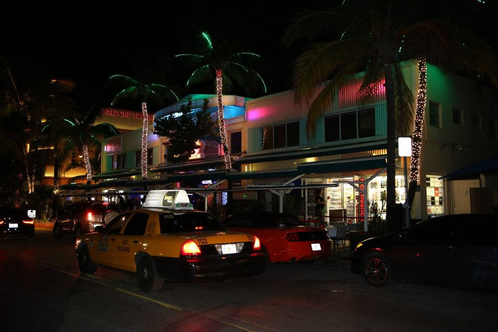 Gå ikke for nær. Neonlysene på Ocean Drive gjør sitt beste for å skjule noen av Miamis sykdomstegn, men på nært hold er det kjørt. Foto: Erik Valebrokk