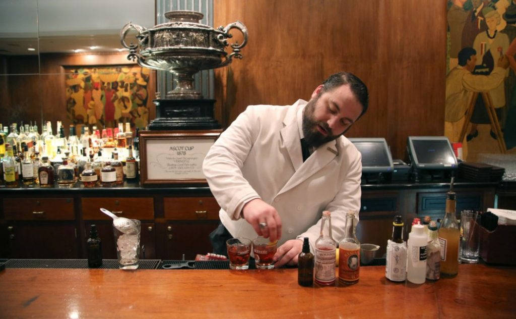 Bryson er bartender på legendariske The Sazerac Bar i Roosevelt Hotel. Her lages den originale Sazerac, verdens eldste cocktail. Foto: Erik Valebrokk