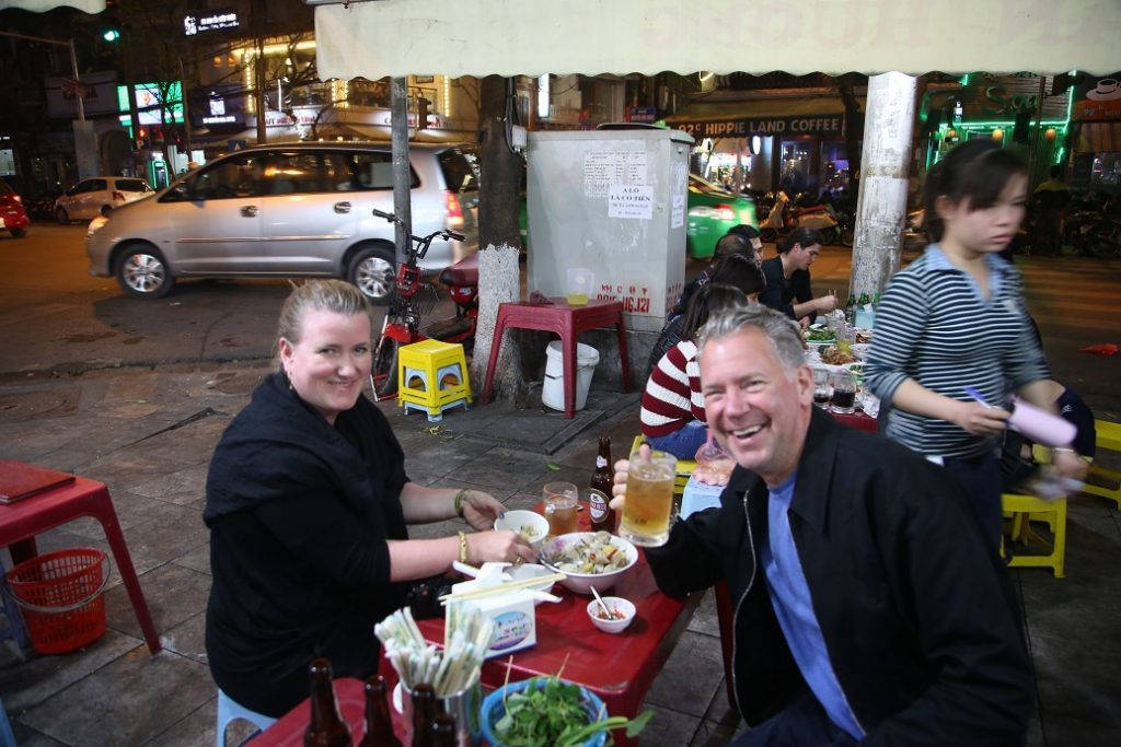 Topp stemning på utendørsrestaurant i Hanoi. Her foregår det aller meste på gata. Foto: Lokalbefolkningen