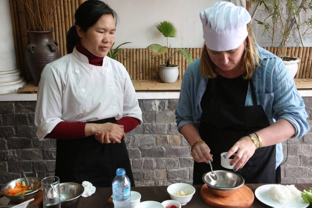 Vi var på kokkekurs med Minh. Stor stas og veldig lærerikt. Foto: Erik Valebrokk