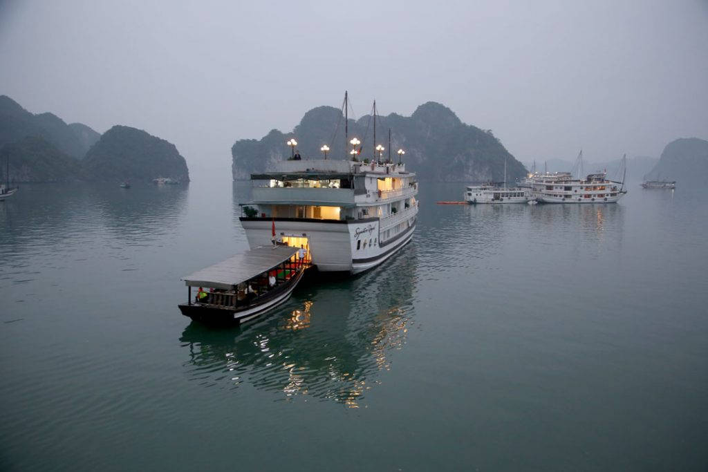 Usigelig vakre Ha Long Bay bare MÅ oppleves om du skal til Vietnam. Foto: Erik Valebrokk