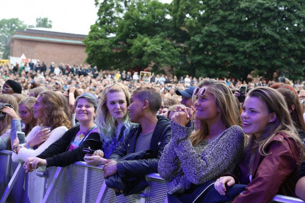 Lykkelige Matt Corby-fans på plass. Foto: Erik Valebrokk