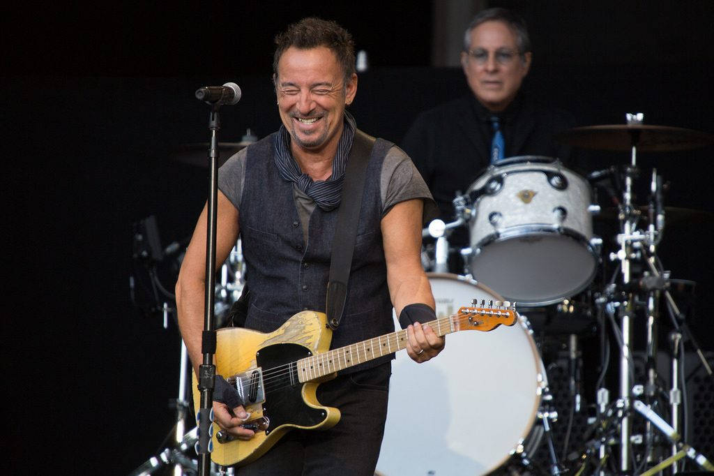 Bruce Springsteen klarer simpelthen ikke å stoppe og smile. Kanskje ikke så rart når 37 000 tilskuere følger ditt minste vink. Foto: Per-Otto Oppi Christiansen/https://m.flickr.com/#/photos/50024469@N03/