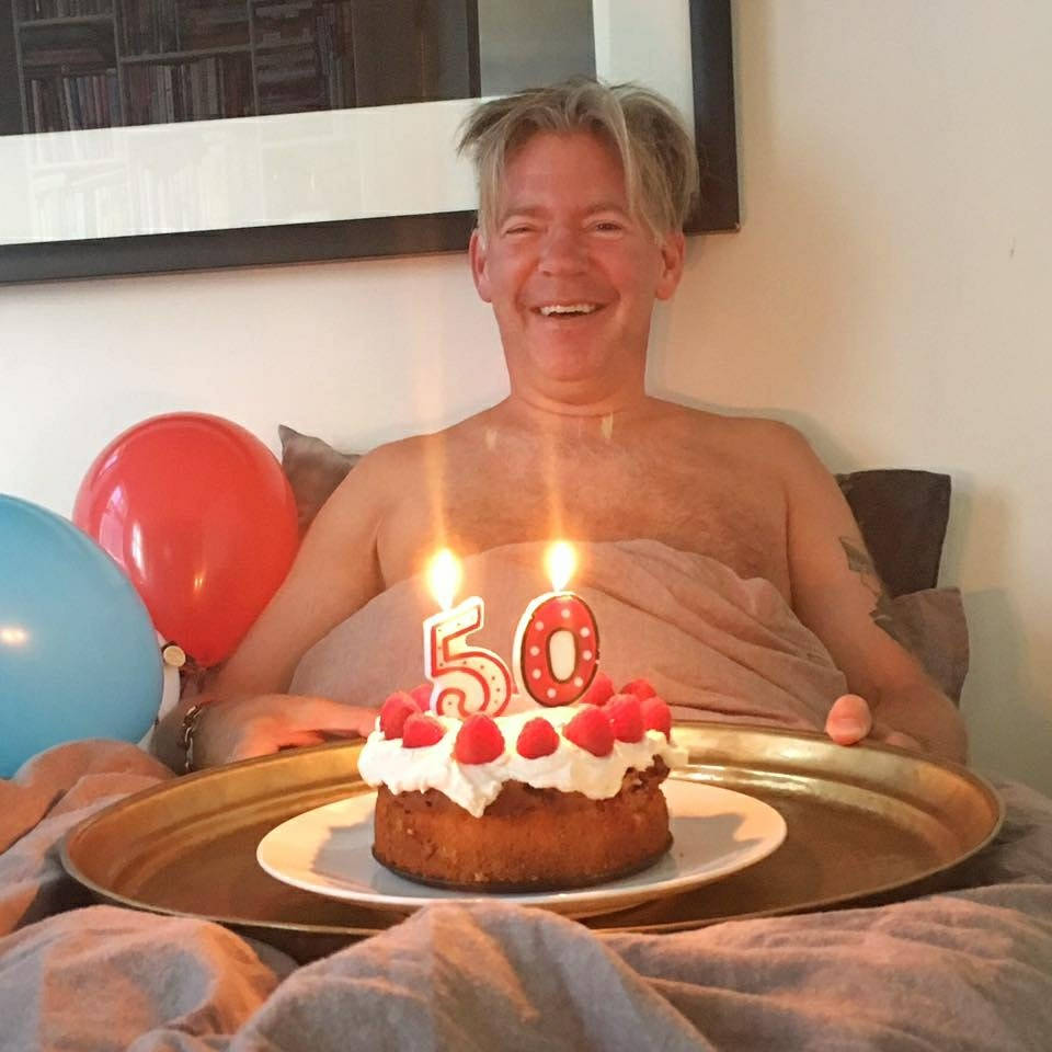 50 år og helt i hundre! For første (?) har jeg fått bursdagskake på sengen! For en kone jeg har! Foto: Helle Øder Valebrokk