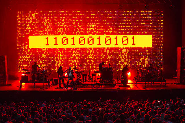 Mange nuller og et-tall fra Massive Attack, lite kommunikasjon for øvrig. Foto: Øyafestivalen
