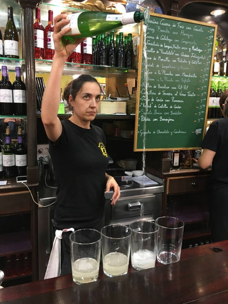 Borda Berri er en av de beste pintxosbarene i San Sebastián. Her skjenkes den lokale vinen txakoli, en lett perlende hvitvin som er perfekt følge til de deilige smårettene. Foto: Erik Valebrokk