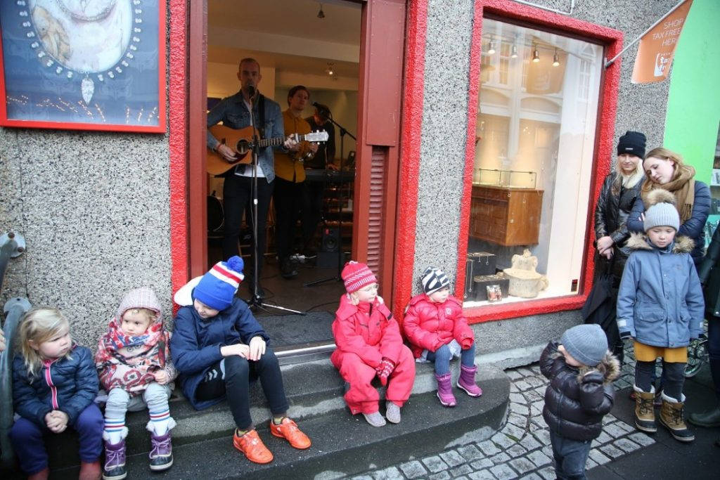 Barna var nok de som var minst entusiastiske da Puffin Island spilte i døra til gullsmeden. Foto: Erik Valebrokk