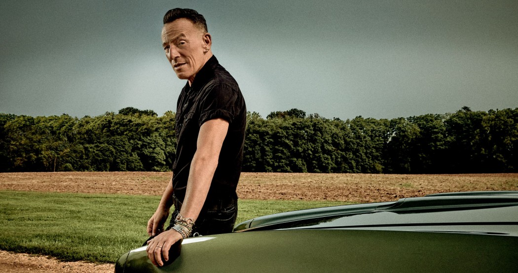 73 år gammel ser Bruce Springsteen tilbake til sine formative år på den formidable coverlåtsamlingen Only The Strong Survive. Foto: Sony Music Norway