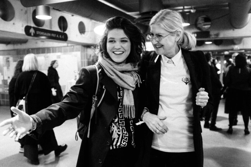 Jeg elsker dette bildet av Fay Wildhagen og Anne Grete Preus. Det rommer så mye kjærlighet og glede at det nesten gjør vondt å se på det. Men det er mest fint. Foto: Privat