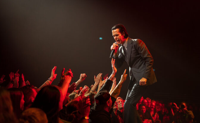 Nick Cave hadde publikum i sin hule hånd i Oslo Spektrum. Foto: Tord Litleskare/litleskarephoto.com