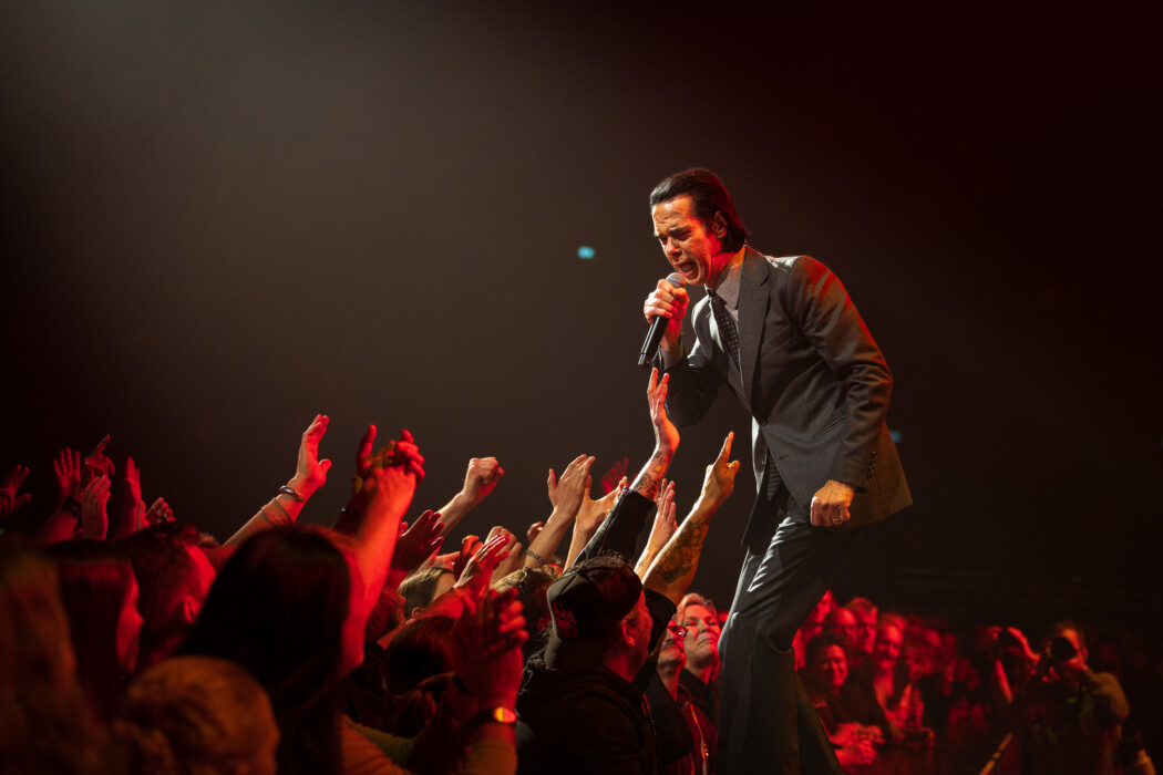 Nick Cave hadde publikum i sin hule hånd i Oslo Spektrum. Foto: Tord Litleskare/litleskarephoto.com