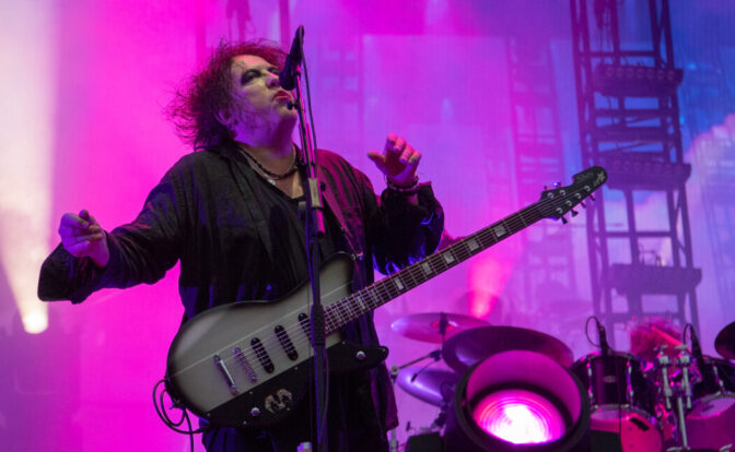 Robert Smith og The Cure ga ut årets beste album, massive Songs Of A Lost World. Foto: Erik Valebrokk