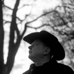 Jørgen Nordeng tar en pause fra hiphopen med sitt nye soloprosjekt. Cowboyhatten signaliserer IKKE at han er blitt countryartist, men jeg lover at du vil bli overrasket likevel. Foto: Marthe Amanda Vannebo