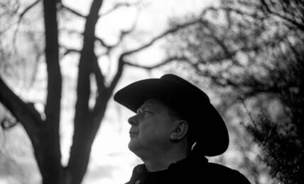 Jørgen Nordeng tar en pause fra hiphopen med sitt nye soloprosjekt. Cowboyhatten signaliserer IKKE at han er blitt countryartist, men jeg lover at du vil bli overrasket likevel. Foto: Marthe Amanda Vannebo