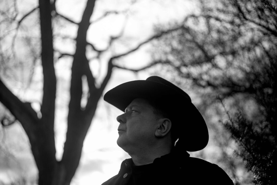 Jørgen Nordeng tar en pause fra hiphopen med sitt nye soloprosjekt. Cowboyhatten signaliserer IKKE at han er blitt countryartist, men jeg lover at du vil bli overrasket likevel. Foto: Marthe Amanda Vannebo