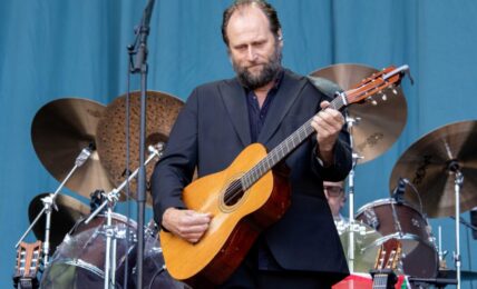 Stein Torleif Bjella er representert med «Følsom person blues». Her er han fotografert på Øyafestivalen i fjor der han spilte andre triste sanger. Foto: Erik Valebrokk