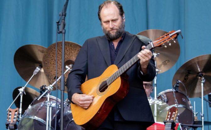 Stein Torleif Bjella er representert med «Følsom person blues». Her er han fotografert på Øyafestivalen i fjor der han spilte andre triste sanger. Foto: Erik Valebrokk